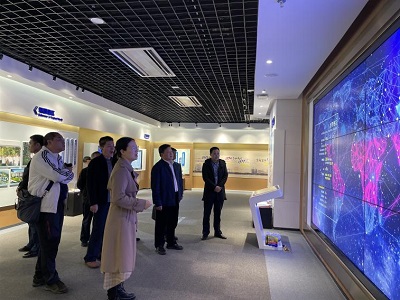 3-参观研究室.jpg