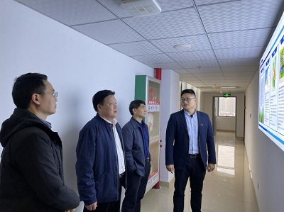 6-参观研究室.jpg