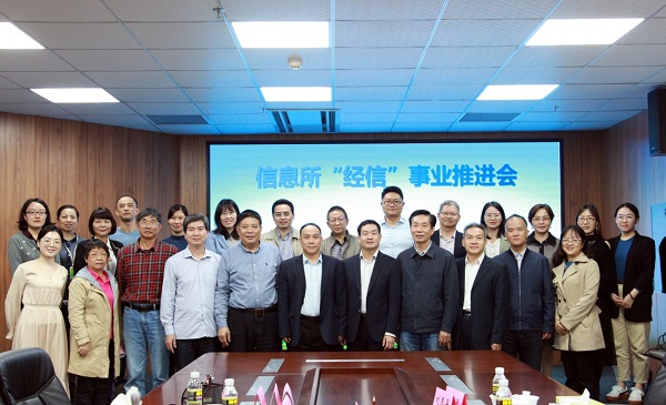 4-参会人员合影.jpg