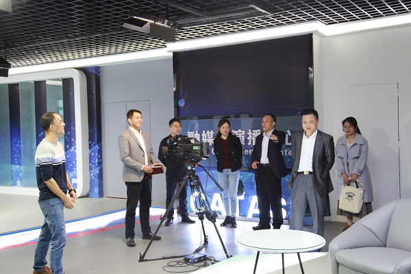2-参观热带农业科学知识传播中心 - 改.jpg