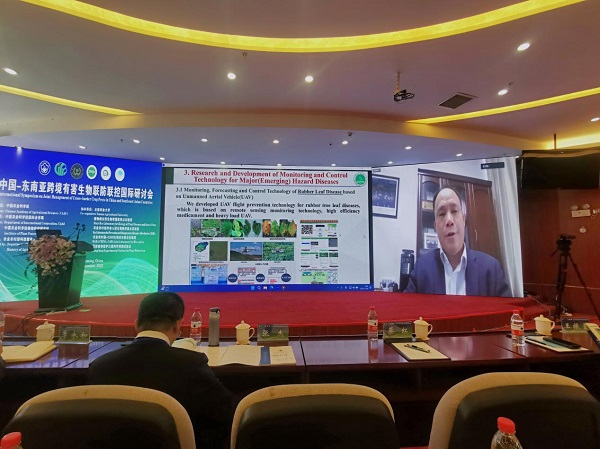 1-黄贵修所长作学术交流报告 - 副本.jpg