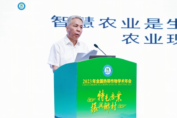 20230821-7-5-刘首文作“智慧型生态化功能性农业是未来农业现代化发展的必然趋势”主题报告 - 副本.jpg