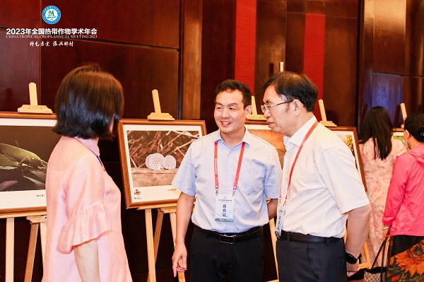 20230821-7-14-参观摄影作品展 - 副本.jpg